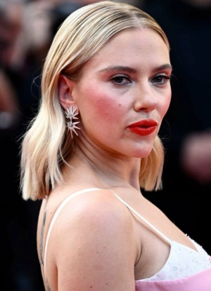 300px_scarlett-johansson_1097.webp