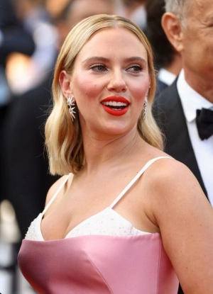 300px_scarlett-johansson_1118.webp