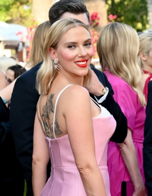 300px_scarlett-johansson_1119.webp