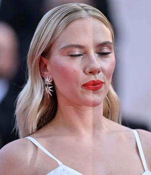 300px_scarlett-johansson_1121.webp