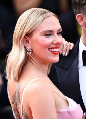 300px_scarlett-johansson_1138.webp