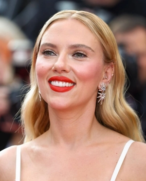 300px_scarlett-johansson_1142.webp