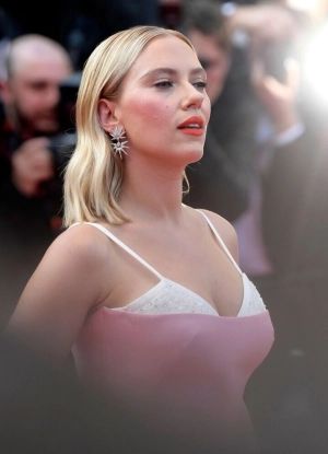 300px_scarlett-johansson_1146.webp