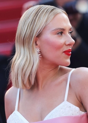 300px_scarlett-johansson_1148.webp