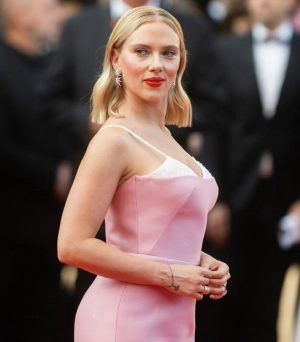 300px_scarlett-johansson_1153.webp