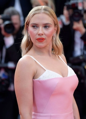 300px_scarlett-johansson_1157.webp