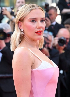 300px_scarlett-johansson_1161.webp