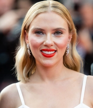 300px_scarlett-johansson_1166.webp