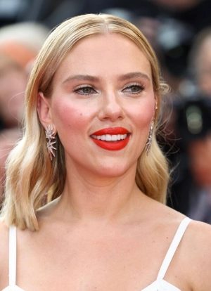 300px_scarlett-johansson_1177.webp