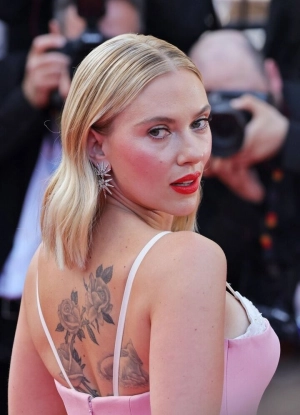 300px_scarlett-johansson_1181.webp