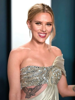 300px_scarlett-johansson_950.webp