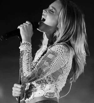 300px_zara-larsson_145.webp